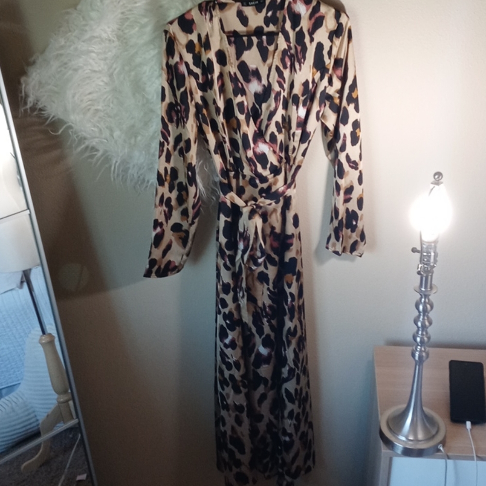 Beautiful leopard dress. Long with long sleeves